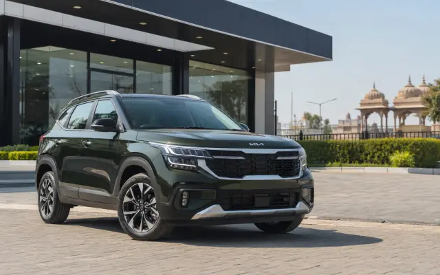 Best Kia Seltos automatic variant Bharatpur hero image showing the SUV at a Rajasthan dealership for buyers comparing iVT, DCT, and family-ready automatic trims before booking.